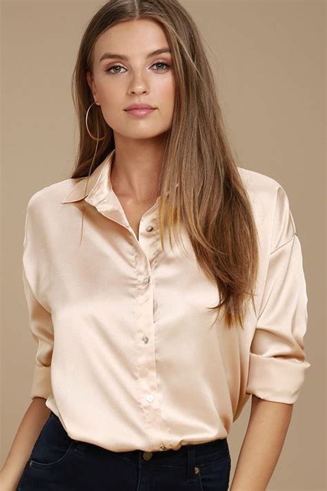 Blouse in satin with buttoned collar 